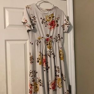 Women’s off white floral dress size SM